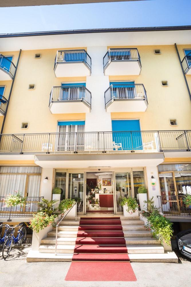 Hotel Azzorre Jesolo Extérieur photo